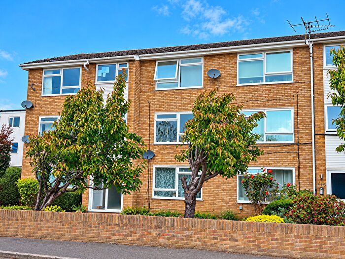 1 Bedroom Flat For Sale In Molesey Avenue, West Molesey, KT8