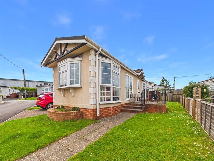 2 Bedroom Mobile/park Home For Sale In Staverton Park, Cheltenham, GL51