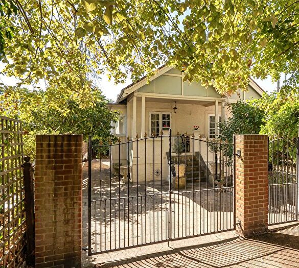 3 Bedroom Detached House For Sale In Parke Road, Sunbury-On-Thames, Surrey, TW16