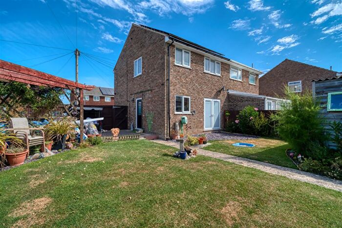 3 Bedroom Semi-Detached House For Sale In Chestnut Way, Gillingham, SP8