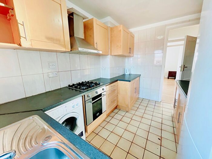 3 Bedroom Flat To Rent In Half Acre Road, Hanwell, W7