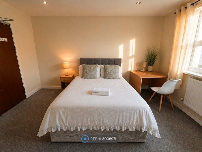 3 Bedroom Flat To Rent In Eaton Crescent, Swansea, SA1