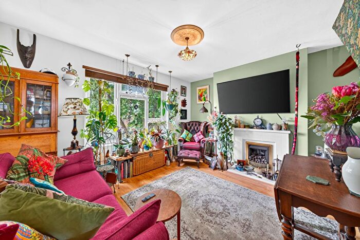 2 Bedroom Flat For Sale In Queensbridge Road, Livermere Court Queensbridge Road, E8