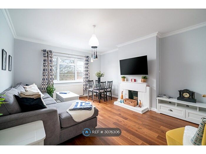 2 Bedroom Flat To Rent In Linksview, London, N2