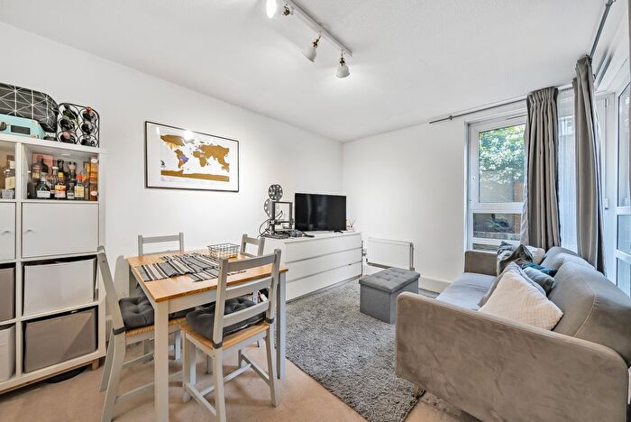 1 Bedroom Flat To Rent In Manningtree Close, London, SW19