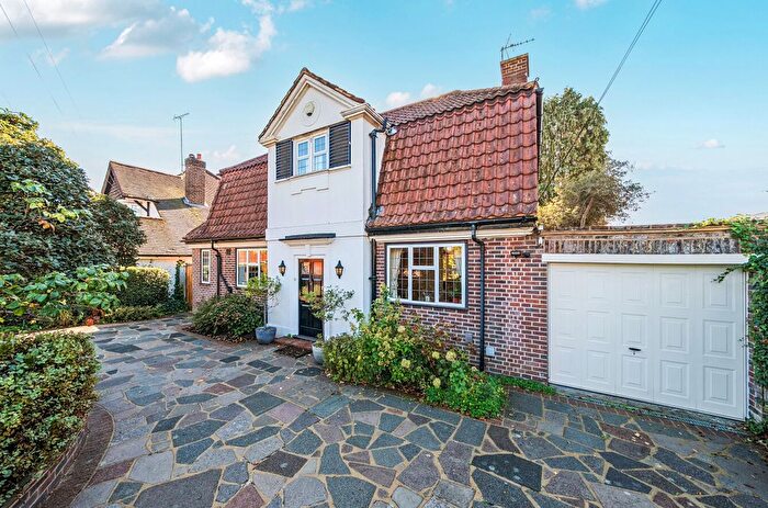 4 Bedroom Detached House For Sale In Knoll Rise, Orpington, BR6