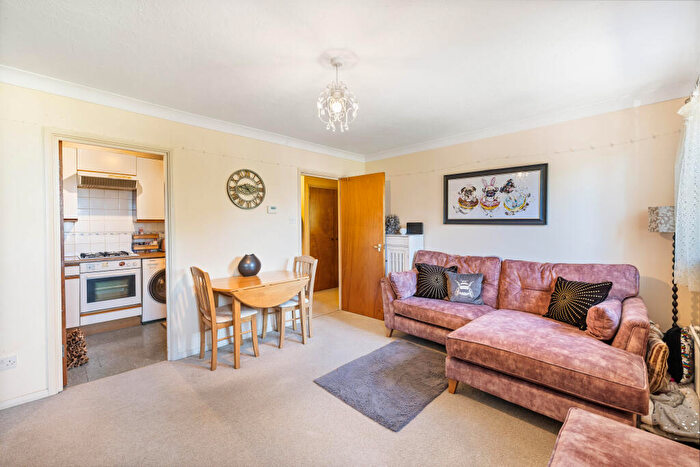 1 Bedroom Apartment For Sale In Ref: Sb - Epsom Road, Leatherhead, KT22