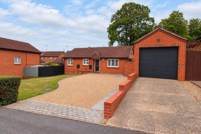 3 Bedroom Detached Bungalow For Sale In Simons Close, Tilehurst, Reading, RG31