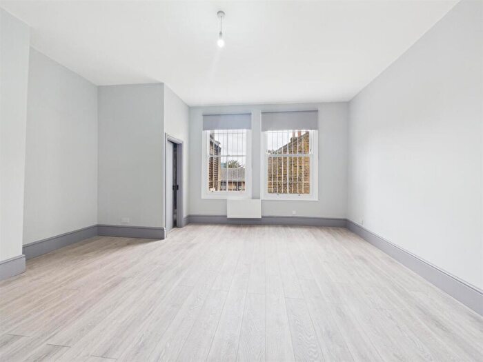 2 Bedroom Apartment To Rent In Bethnal Green Road, Shoreditch, London, E2