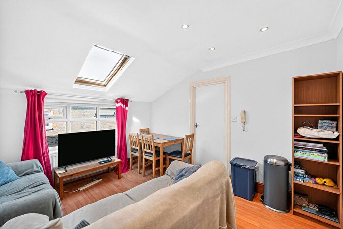 2 Bedroom Flat To Rent In Tooting Bec Road, London, SW17