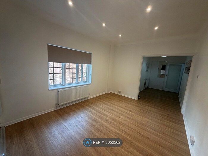 1 Bedroom Flat To Rent In Station Parade, Virginia Water, GU25