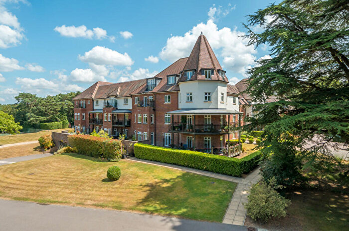 3 Bedroom Flat For Sale In Beacon Crescent, Hindhead, Surrey, GU26