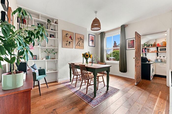 3 Bedroom Semi Detached House For Sale In Perlethorpe Avenue, Nottingham, Nottinghamshire, NG2