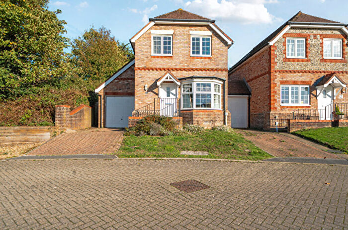 3 Bedroom Link Detached House For Sale In Horseshoe Close, Findon, Worthing, West Sussex, BN14