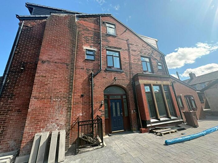 9 Bedroom Semi-Detached House To Rent In Belgrave Road, Oldham, Lancashire, OL8