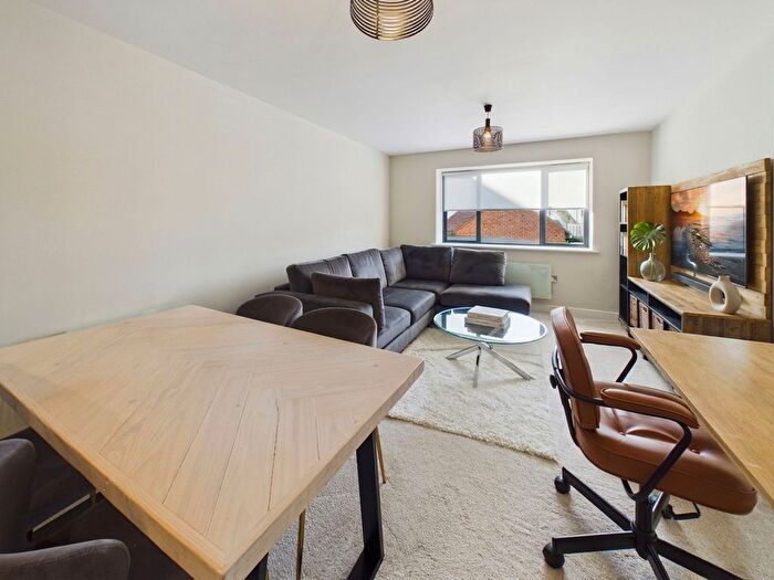 1 Bedroom Flat To Rent In Cooden Sea Road, Bexhill-On-Sea, TN39