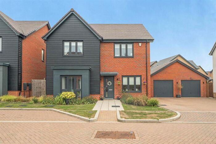 4 Bedroom Detached House For Sale In Hill Lane, Crowthorne, Berkshire, RG45