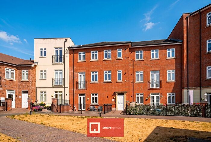 2 Bedroom Flat For Sale In Abbotsbury Court, Rumbush Lane, Dickens Heath, B90