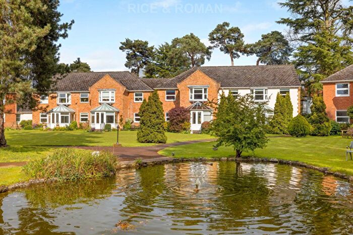 2 Bedroom Flat To Rent In Fairlawn, Weybridge, KT13