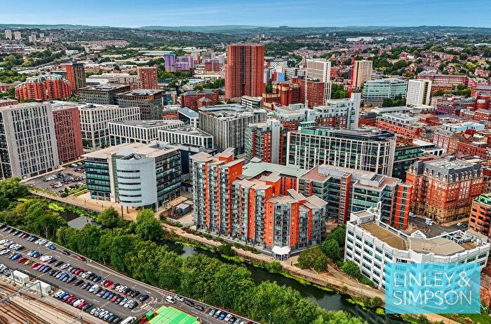2 Bedroom Flat For Sale In Whitehall Quay, Leeds, LS1