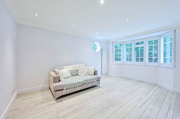 2 Bedroom Flat For Sale In Goodwood Close, Morden, SM4