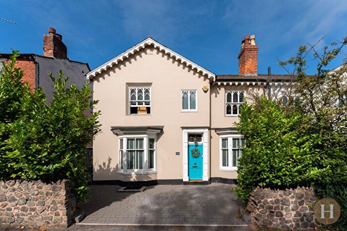 4 Bedroom Semi-Detached House For Sale In Harborne Road, Birmingham, B15