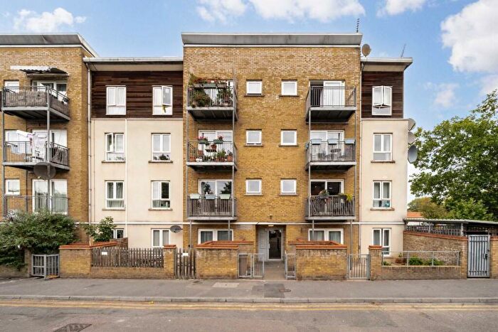 2 Bedroom Flat For Sale In Finsbury Park Avenue, London, N4