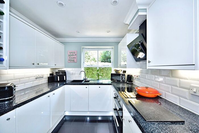 2 Bedroom Flat For Sale In River Bank Close, Maidstone, Kent, ME15