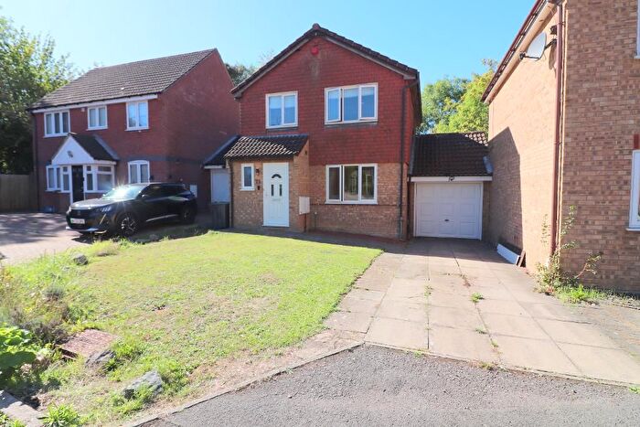 3 Bedroom Detached House For Sale In Benington Close, Luton, Bedfordshire, LU2