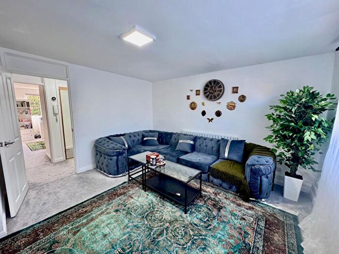 2 Bedroom Flat For Sale In Rowan Close, Guildford, GU1