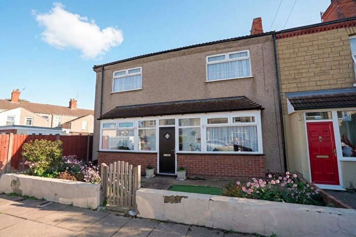 4 Bedroom Semi-Detached House For Sale In Legsby Avenue, Grimsby, DN32