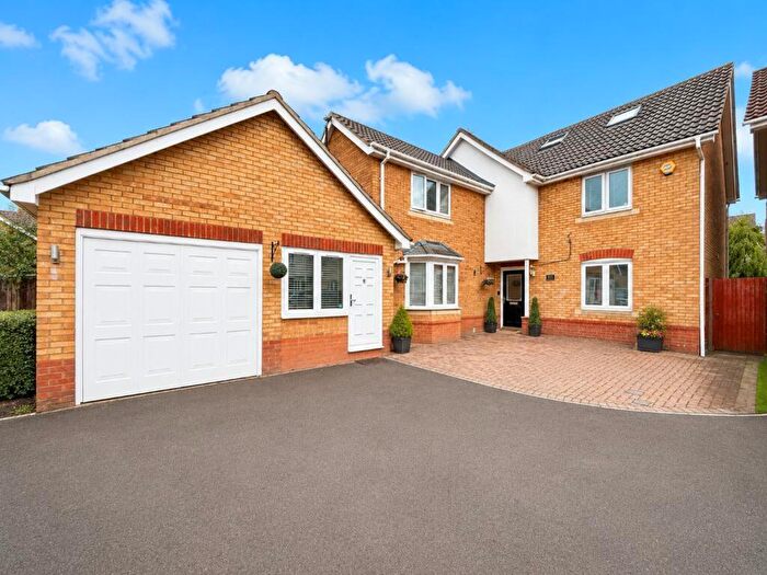 6 Bedroom Detached House For Sale In Morgan Close, Luton, LU4