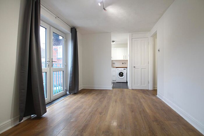 1 Bedroom Flat To Rent In Mandeville Court, Lower Hall Lane, Chingford, E4