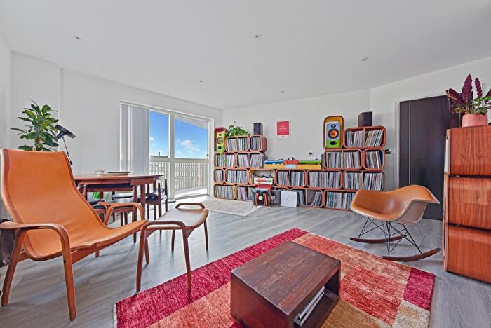 2 Bedroom Apartment To Rent In Warburton Street, Hackney, London, E8