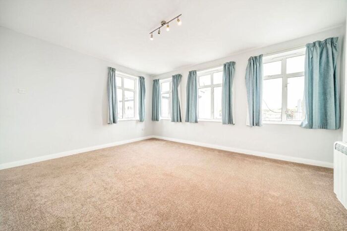 3 Bedroom Flat To Rent In Farnham Road, Slough, SL2