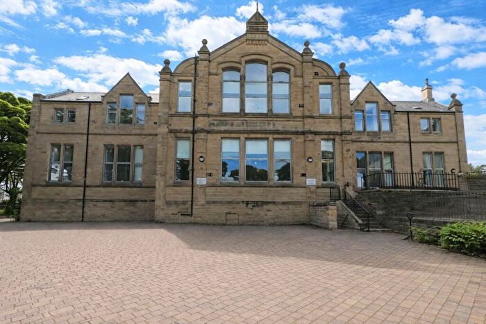 3 Bedroom Flat For Sale In Chrisharben Court, Green End, Bradford, BD14