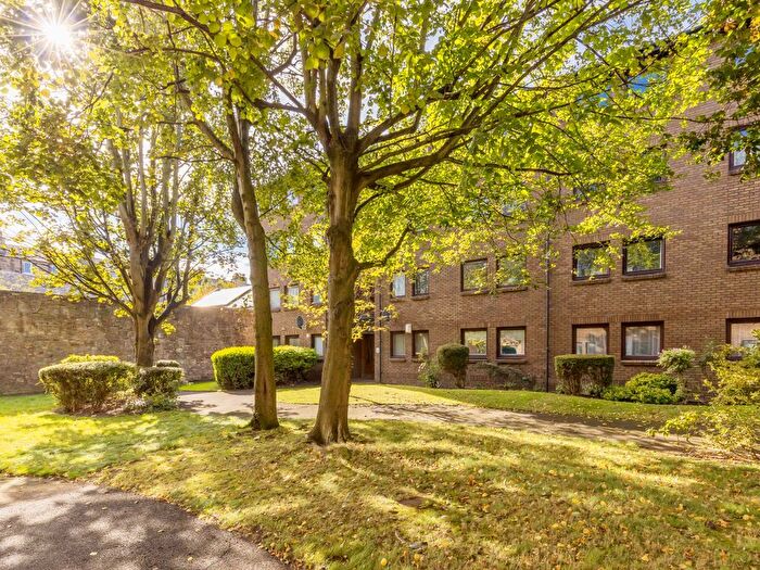 1 Bedroom Flat For Sale In / New Johns Place, Edinburgh, EH8