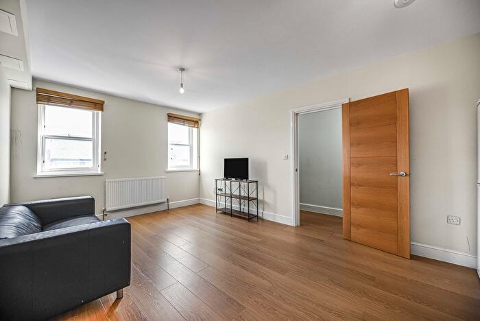 2 Bedroom Flat To Rent In Hessel Street, Whitechapel, London, E1