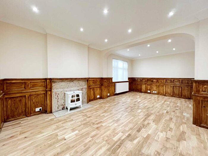 5 Bedroom Semi-Detached House To Rent In Woodside Close, Surbiton, KT5