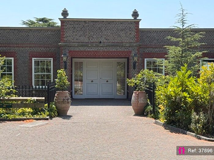 2 Bedroom Flat For Sale In The Mount, Reading, RG4