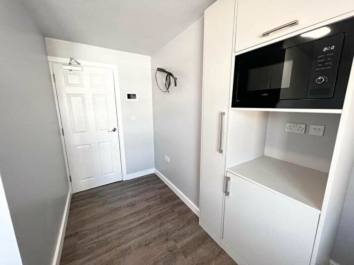 5 Bedroom House Of Multiple Occupation To Rent In Milton Road, Swanscombe, Kent, DA10