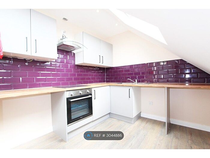 Studio To Rent In Wellington Avenue, Hounslow, TW3