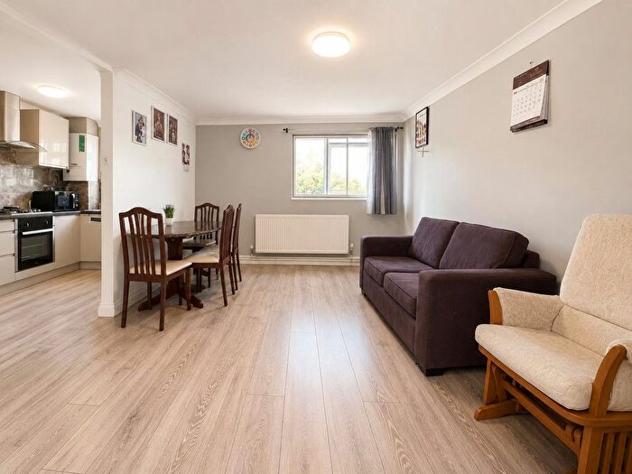 2 Bedroom Flat To Rent In Highlands Close, Hounslow, TW3