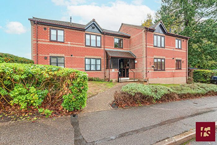 2 Bedroom Flat For Sale In Copenhagen Walk, Crowthorne, Berkshire, RG45