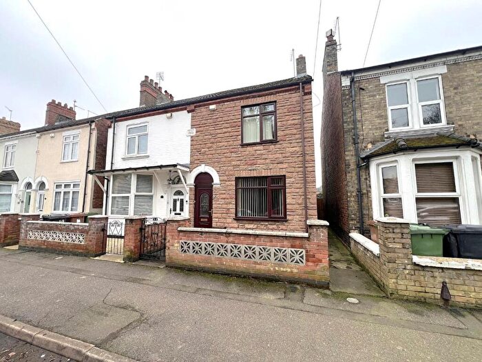3 Bedroom Semi-Detached House For Sale In Queens Walk, Peterborough, PE2