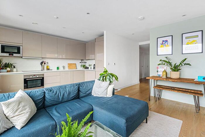 2 Bedroom Flat To Rent In Trafalgar Place, Elephant And Castle, London, SE17