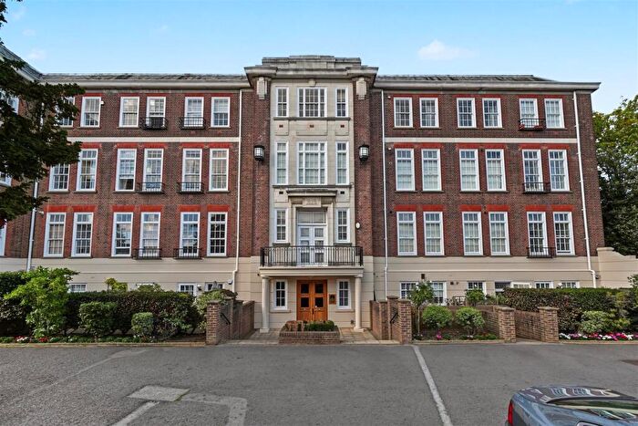 2 Bedroom Flat For Sale In Cannon Hill, London, N14