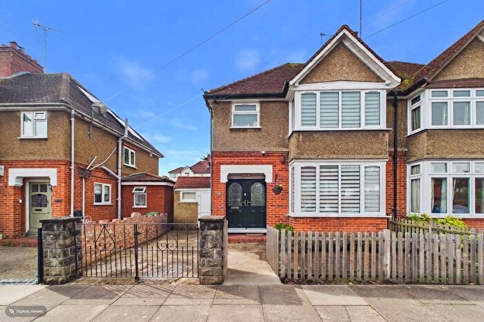 3 Bedroom Semi-Detached House For Sale In Boston Avenue, Reading, Berkshire, RG1