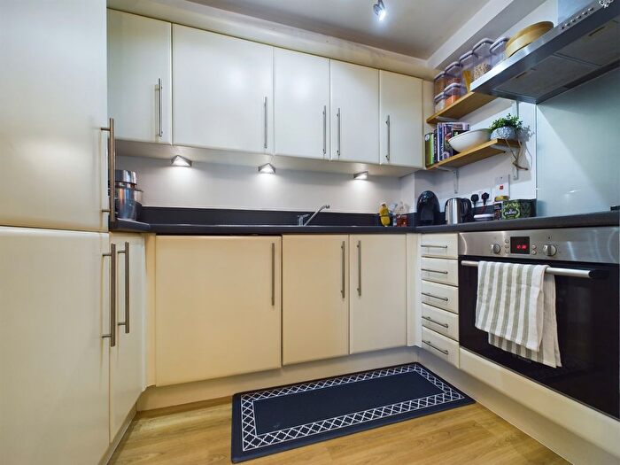 2 Bedroom Flat To Rent In Osborne Street, Slough, Berkshire, SL1