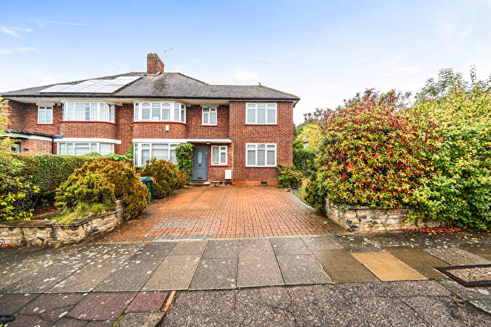 5 Bedroom Semi-Detached House For Sale In Hillcrest Gardens, London, N3